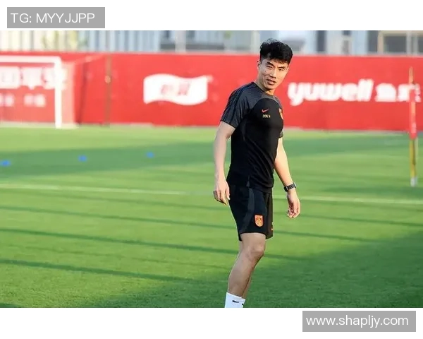 疫情影响下的足球明星生活与职业挑战探讨 疫情影响下的足球明星生活与职业挑战探讨