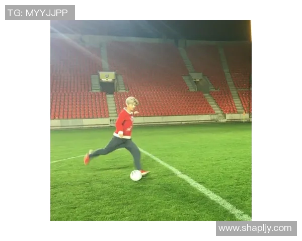 路人偶遇足球明星瞬间定格温馨合影分享生活中的小确幸 路人偶遇足球明星瞬间定格温馨合影分享生活中的小确幸